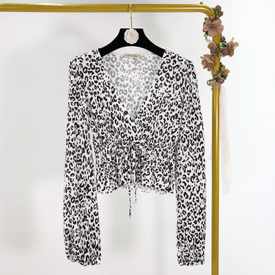 Γυναικεία μπλούζα με βαθύ λαιμόκοψη και κορδόνια