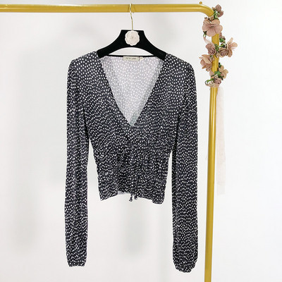 Γυναικεία μπλούζα με βαθύ λαιμόκοψη και κορδόνια