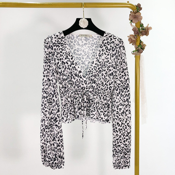 Γυναικεία μπλούζα με βαθύ λαιμόκοψη και κορδόνια