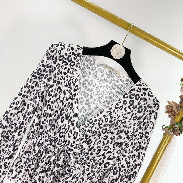 Γυναικεία μπλούζα με βαθύ λαιμόκοψη και κορδόνια