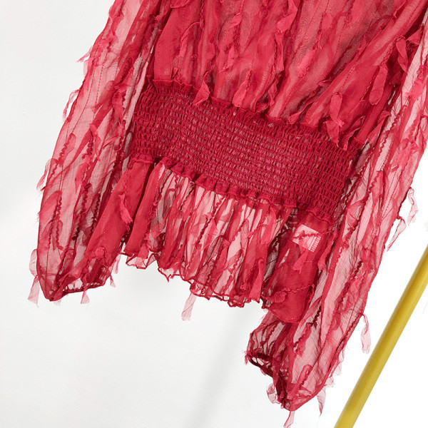 Piros női blúz gumírozott derékkal és magas gallérral