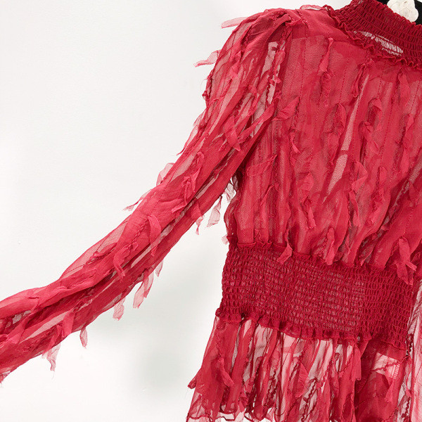 Piros női blúz gumírozott derékkal és magas gallérral