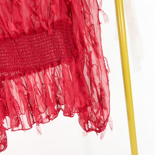 Piros női blúz gumírozott derékkal és magas gallérral