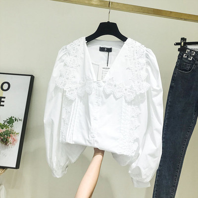 Νέο μοντέλο γυναικείο πουκάμισο με λαιμόκοψη, κουμπιά και δαντέλα σε λευκό χρώμα