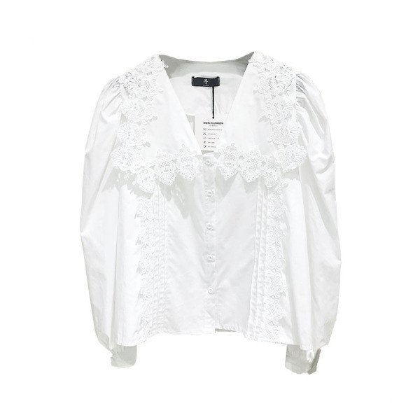 Νέο μοντέλο γυναικείο πουκάμισο με λαιμόκοψη, κουμπιά και δαντέλα σε λευκό χρώμα