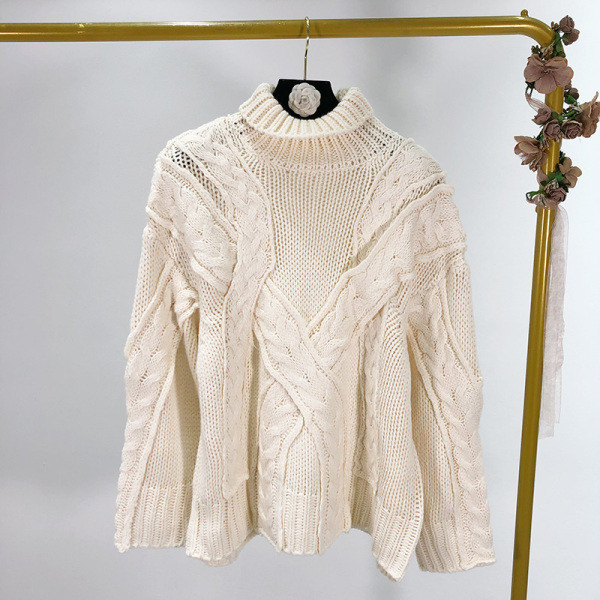 Χειμερινό πουλόβερ σε μπεζ  χρώμα με κολάρο