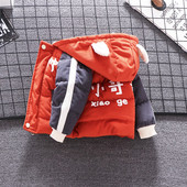 Gyermek téli kabát fiúknak három színben feliratokkal és 3D elemekkel