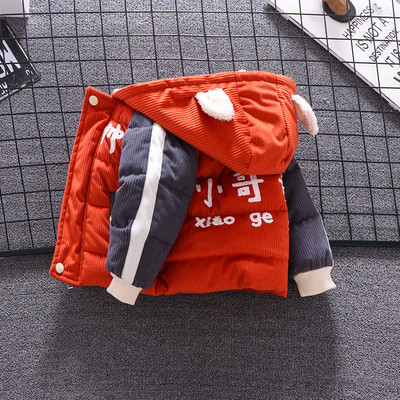 Gyermek téli kabát fiúknak három színben feliratokkal és 3D elemekkel