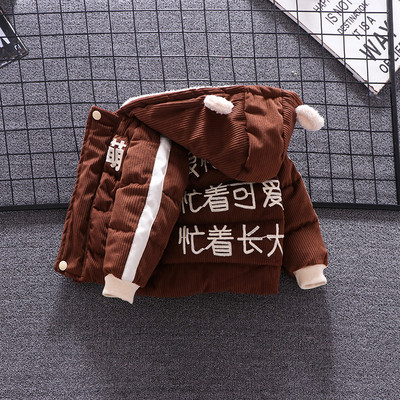 Gyermek téli kabát fiúknak három színben feliratokkal és 3D elemekkel