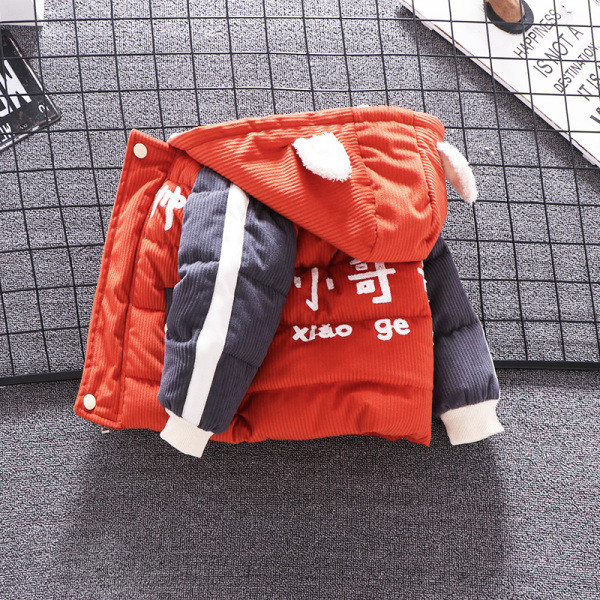 Gyermek téli kabát fiúknak három színben feliratokkal és 3D elemekkel