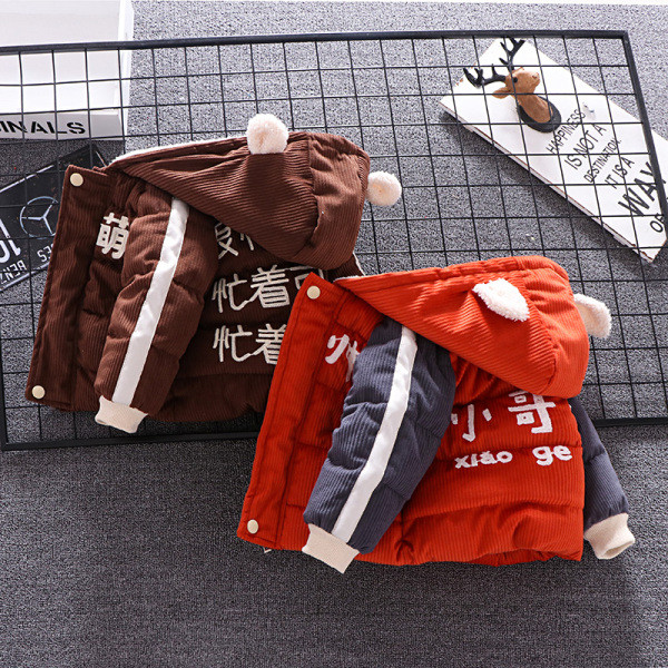 Gyermek téli kabát fiúknak három színben feliratokkal és 3D elemekkel