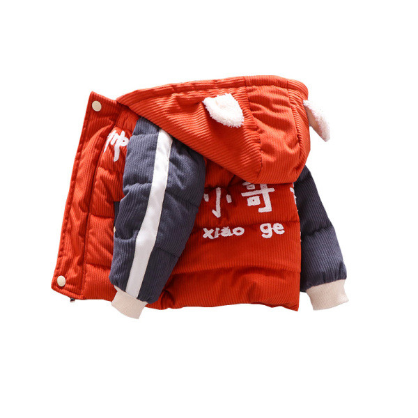 Gyermek téli kabát fiúknak három színben feliratokkal és 3D elemekkel