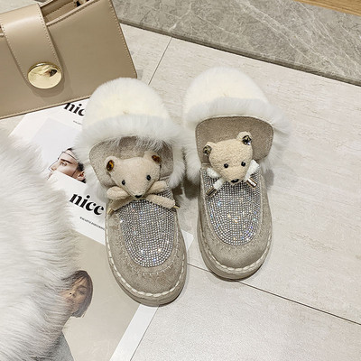 Μοντέρνες γυναικείες μπότες με απαλή επένδυση και στοιχείο 3D σε μπεζ και μαύρο χρώμα