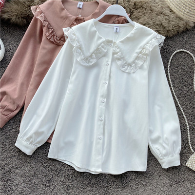 Μοντέρνο γυναικείο πουκάμισο με κουμπιά και δαντελένιο γιακά σε ροζ, λευκό και μπλε χρώμα