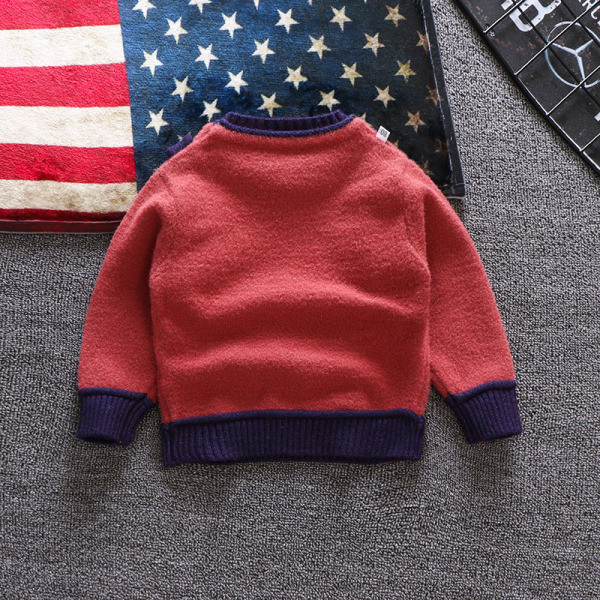 Παιδικό πουλόβερ για αγόρια σε δύο χρώματα με ωοειδές ντεκολτέ και στοιχείο 3D