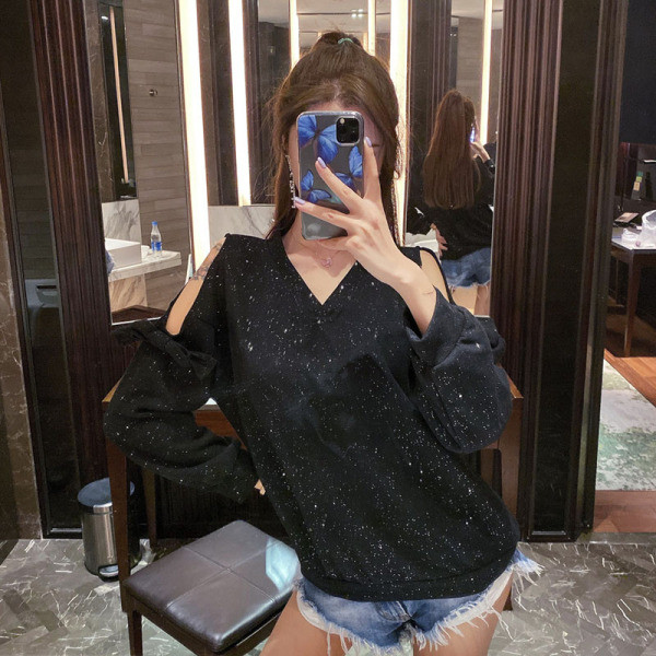 Μοντέρνα γυναικεία μπλούζα με γιαλιδτερό εφέ και κορδέλα στα μανίκια σε άσπρο και μαύρο χρώμα