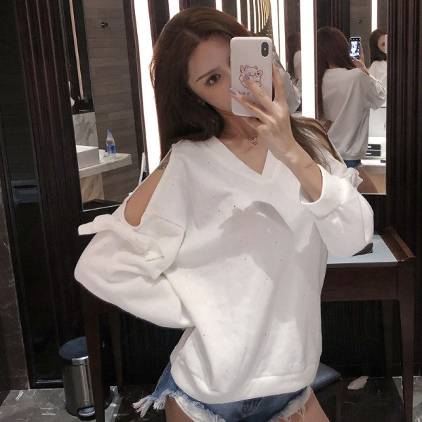 Μοντέρνα γυναικεία μπλούζα με γιαλιδτερό εφέ και κορδέλα στα μανίκια σε άσπρο και μαύρο χρώμα