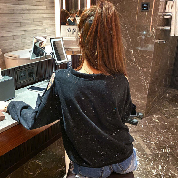 Μοντέρνα γυναικεία μπλούζα με γιαλιδτερό εφέ και κορδέλα στα μανίκια σε άσπρο και μαύρο χρώμα