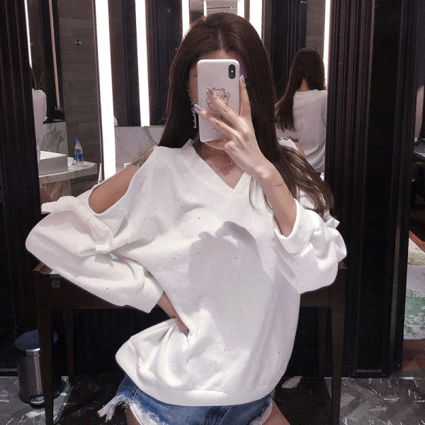 Μοντέρνα γυναικεία μπλούζα με γιαλιδτερό εφέ και κορδέλα στα μανίκια σε άσπρο και μαύρο χρώμα