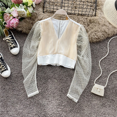 Μοντέρνα γυναικεία κοντύ μπλούζα με λαιμόκοψη και φερμουάρ σε λευκό και μπεζ χρώμα