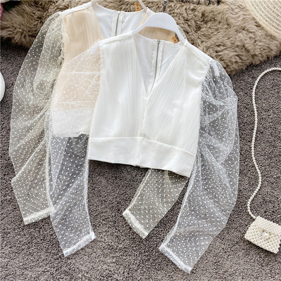 Μοντέρνα γυναικεία κοντύ μπλούζα με λαιμόκοψη και φερμουάρ σε λευκό και μπεζ χρώμα