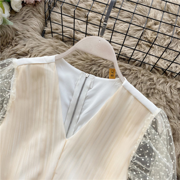 Μοντέρνα γυναικεία κοντύ μπλούζα με λαιμόκοψη και φερμουάρ σε λευκό και μπεζ χρώμα