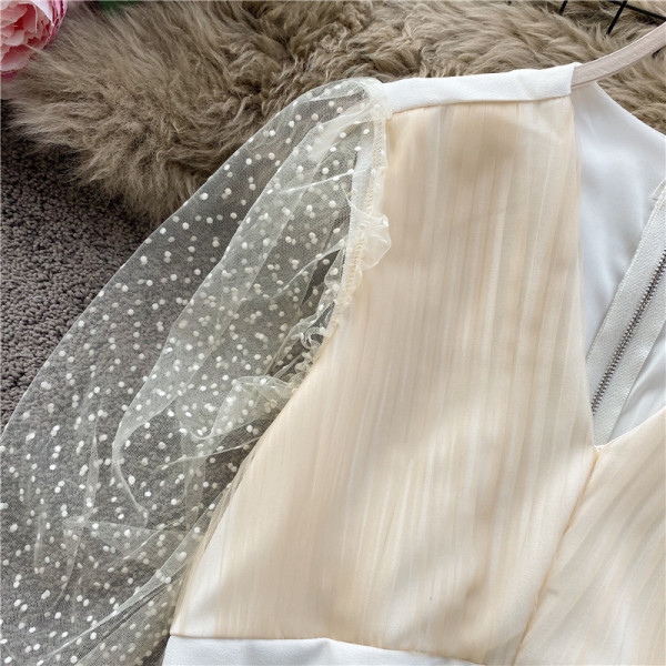 Μοντέρνα γυναικεία κοντύ μπλούζα με λαιμόκοψη και φερμουάρ σε λευκό και μπεζ χρώμα