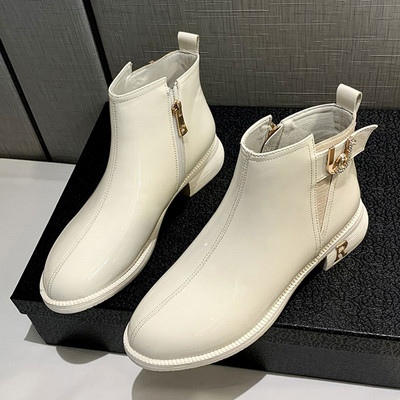 Modern női csizma öko bőrből, csattal és vastag sarokkal fehér és fekete színben