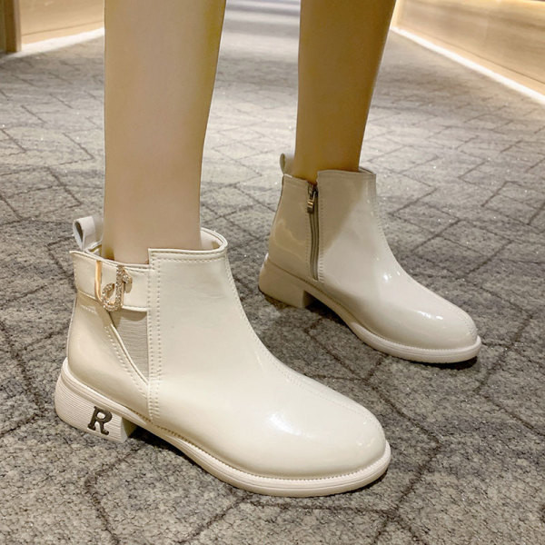 Modern női csizma öko bőrből, csattal és vastag sarokkal fehér és fekete színben