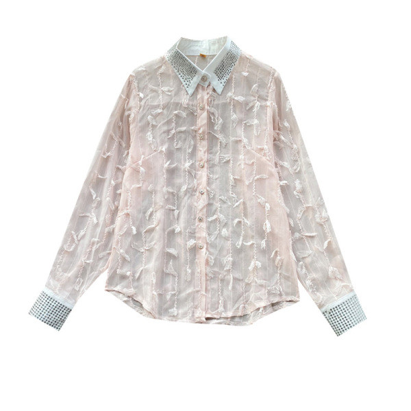 Ένα κομψό γυναικείο πουκάμισο με φούντες και πέτρες σε μαύρο, λευκό και ροζ χρώμα