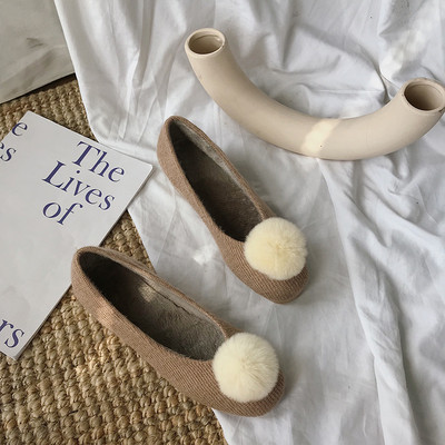 Γυναικεία χνουδοτό παπούτσια με τρισδιάστατο στοιχείο σε μπεζ και μαύρο χρώμα