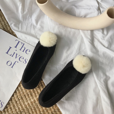 Γυναικεία χνουδοτό παπούτσια με τρισδιάστατο στοιχείο σε μπεζ και μαύρο χρώμα