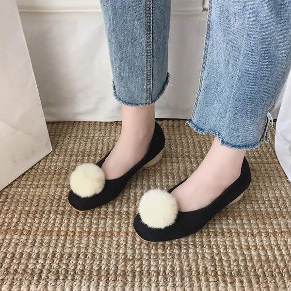 Γυναικεία χνουδοτό παπούτσια με τρισδιάστατο στοιχείο σε μπεζ και μαύρο χρώμα