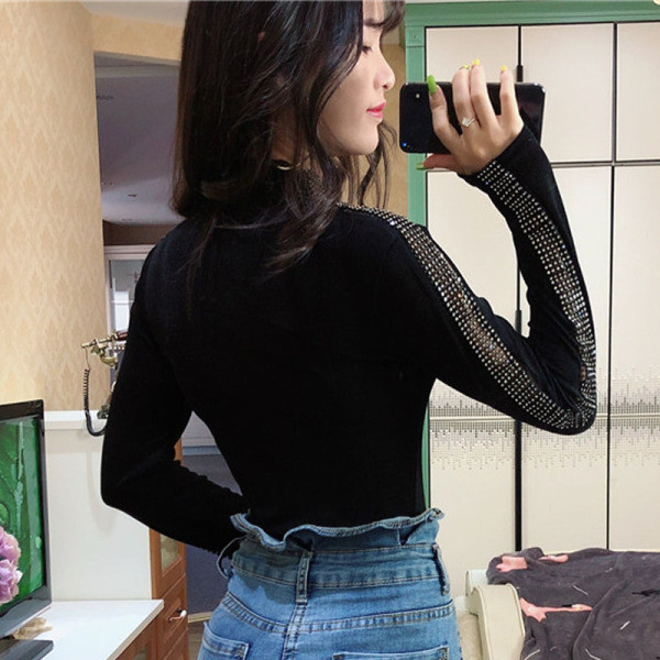 Őszi-téli női bársony blúz kövekkel fekete színben