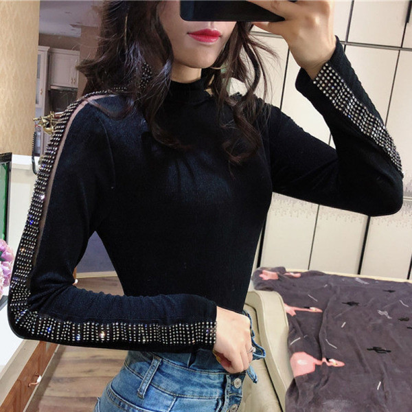 Őszi-téli női bársony blúz kövekkel fekete színben