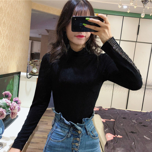 Őszi-téli női bársony blúz kövekkel fekete színben