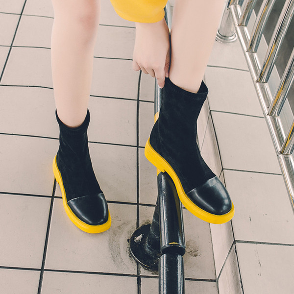 Γυναικείες μπότες φθινοπωρινές-χειμωνιάτικες με χρωματιστή σόλα από οικολογικό δέρμα