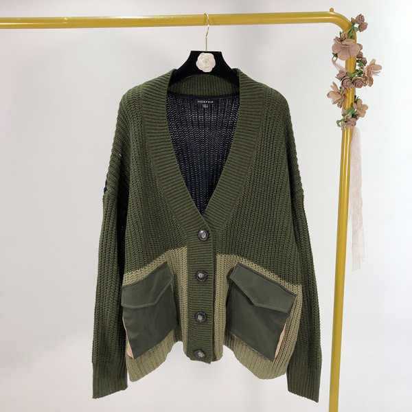 Hosszú, hétköznapi mellény zöld gombokkal és zsebekkel