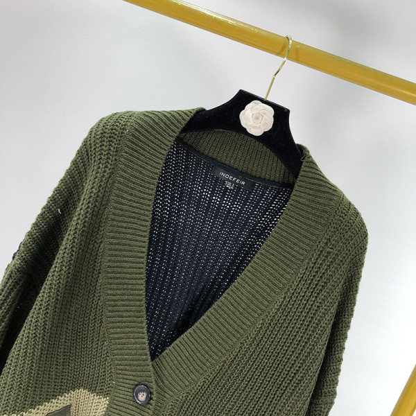 Hosszú, hétköznapi mellény zöld gombokkal és zsebekkel