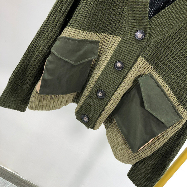 Hosszú, hétköznapi mellény zöld gombokkal és zsebekkel