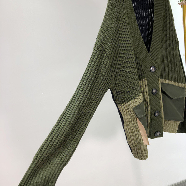 Hosszú, hétköznapi mellény zöld gombokkal és zsebekkel