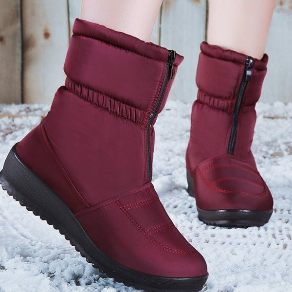 Modern női csizma fekete és piros cipzárral