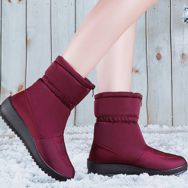 Modern női csizma fekete és piros cipzárral