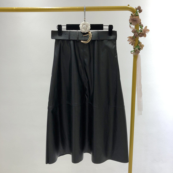 Hosszú szabású bőrszoknya fekete övvel