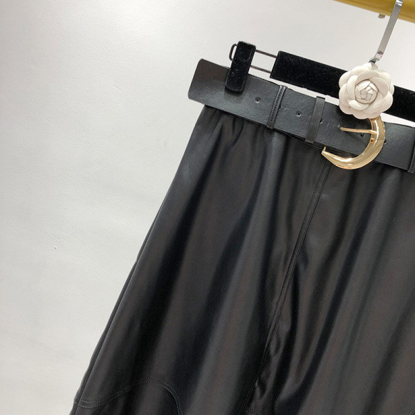 Hosszú szabású bőrszoknya fekete övvel