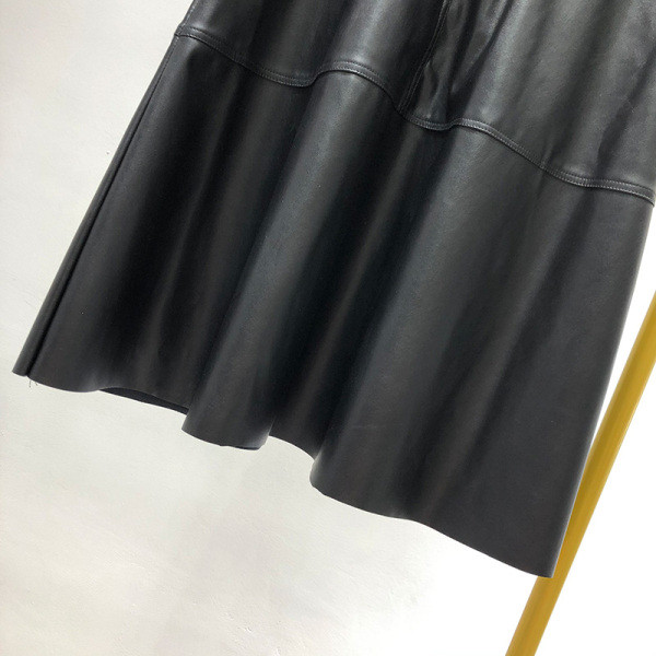 Hosszú szabású bőrszoknya fekete övvel