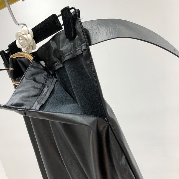 Hosszú szabású bőrszoknya fekete övvel