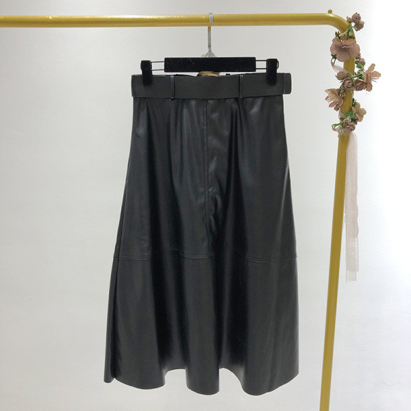 Hosszú szabású bőrszoknya fekete övvel