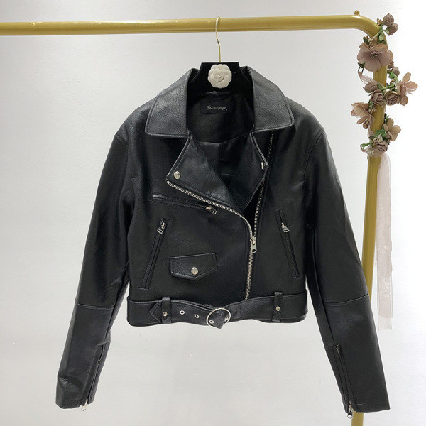 Eco bőrből készült rövid női kabát övvel és fekete cipzárral