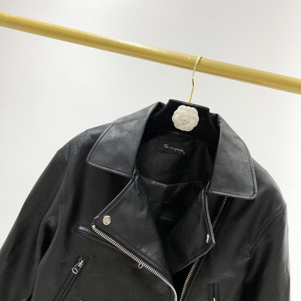 Eco bőrből készült rövid női kabát övvel és fekete cipzárral